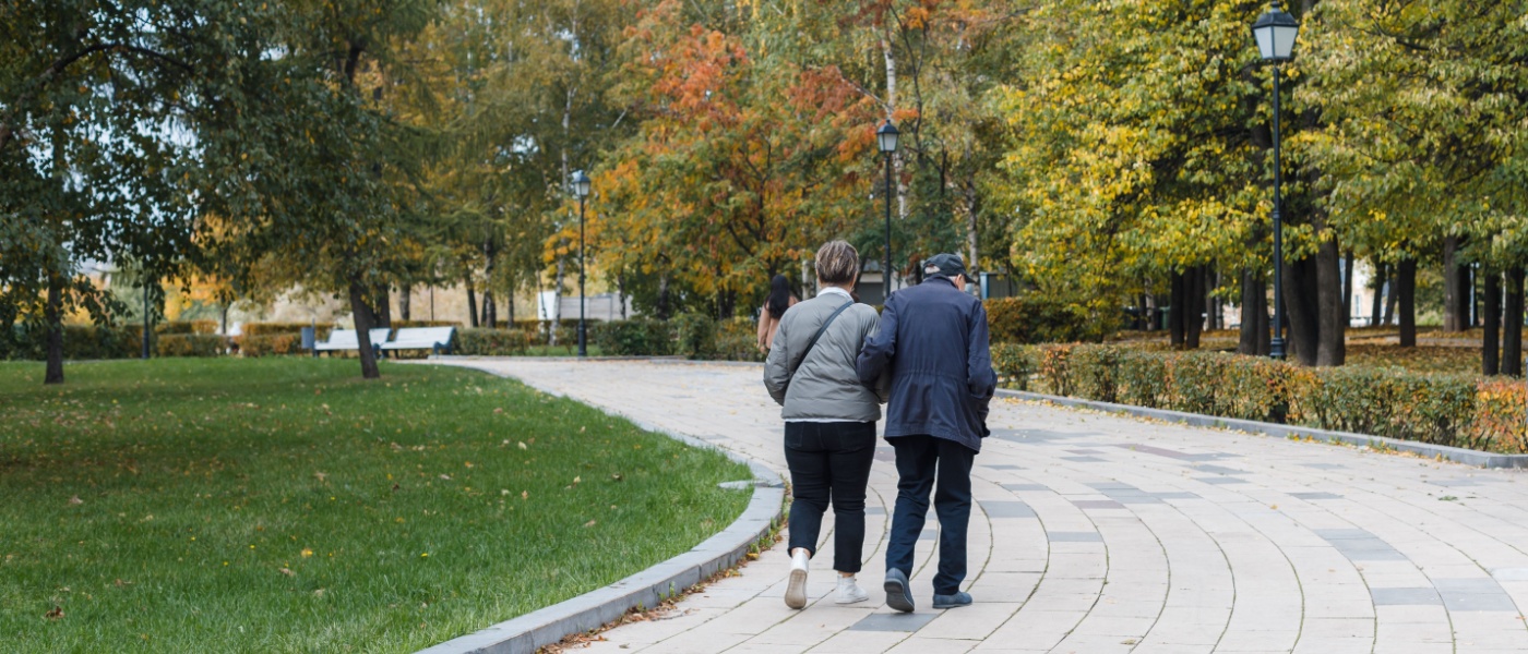 due anziani camminano in un parco