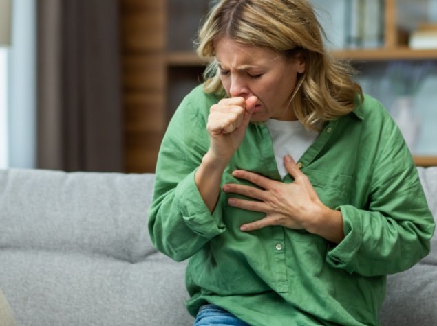 Donna con attacco di asma