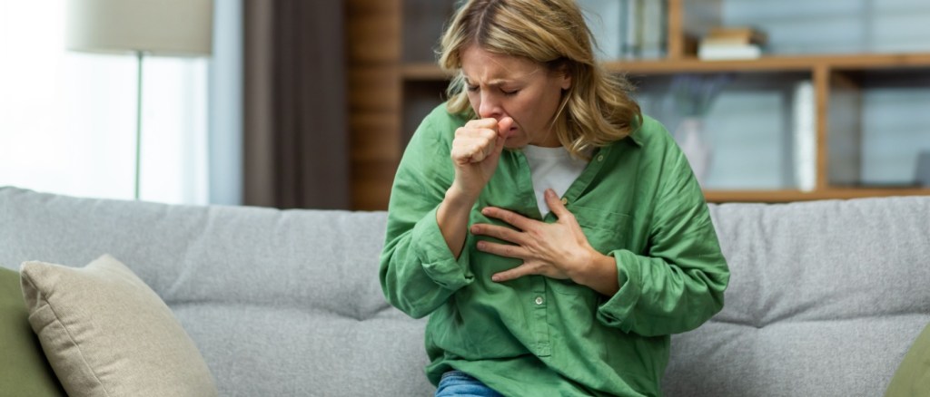Donna con attacco di asma