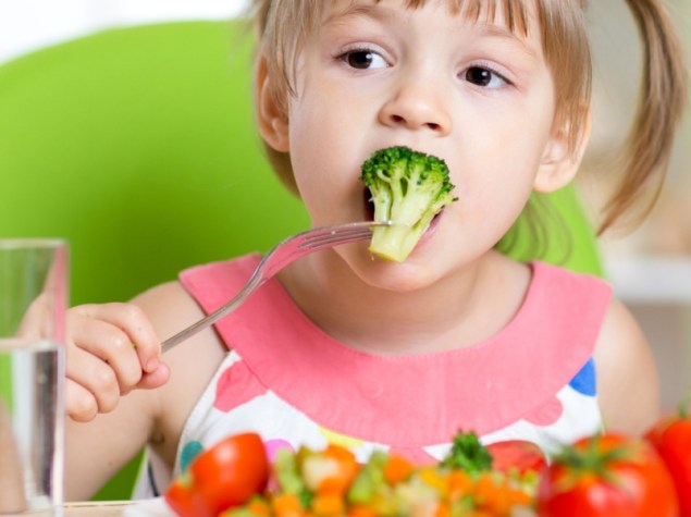 bambina che mangia verdura