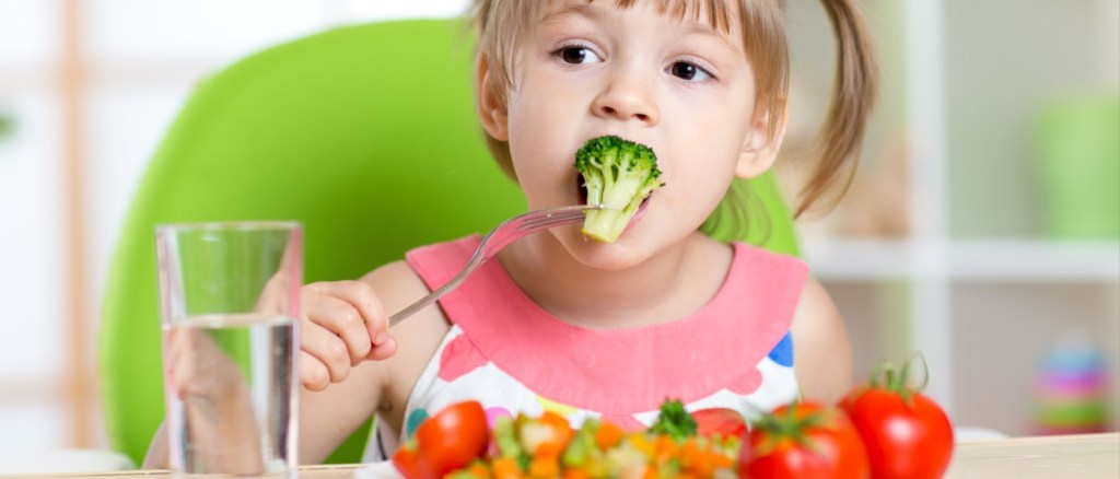 bambina che mangia verdura