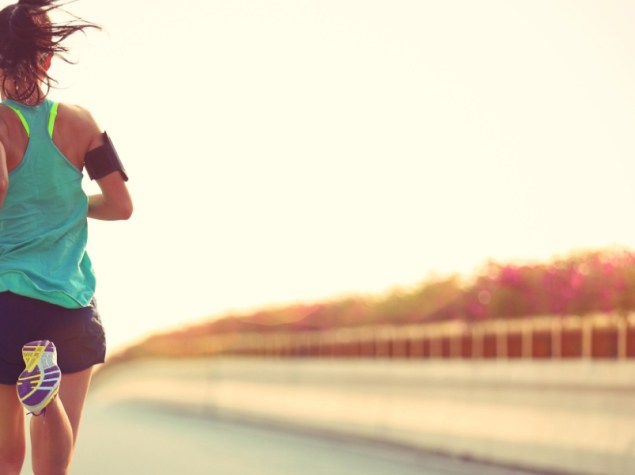 Donna corre all'aperto