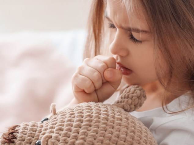 bambina che tossisce