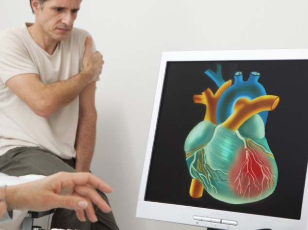 Uomo con dolore al petto in visita da un medico