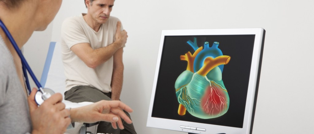 Uomo con dolore al petto in visita da un medico