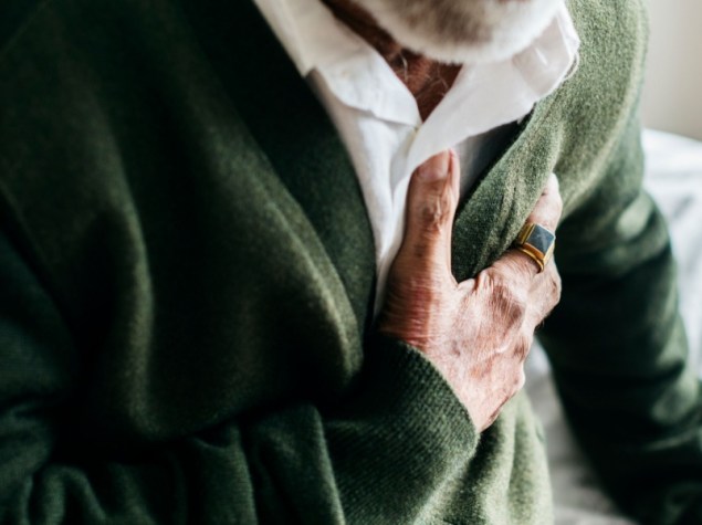 Uomo con dolore al petto