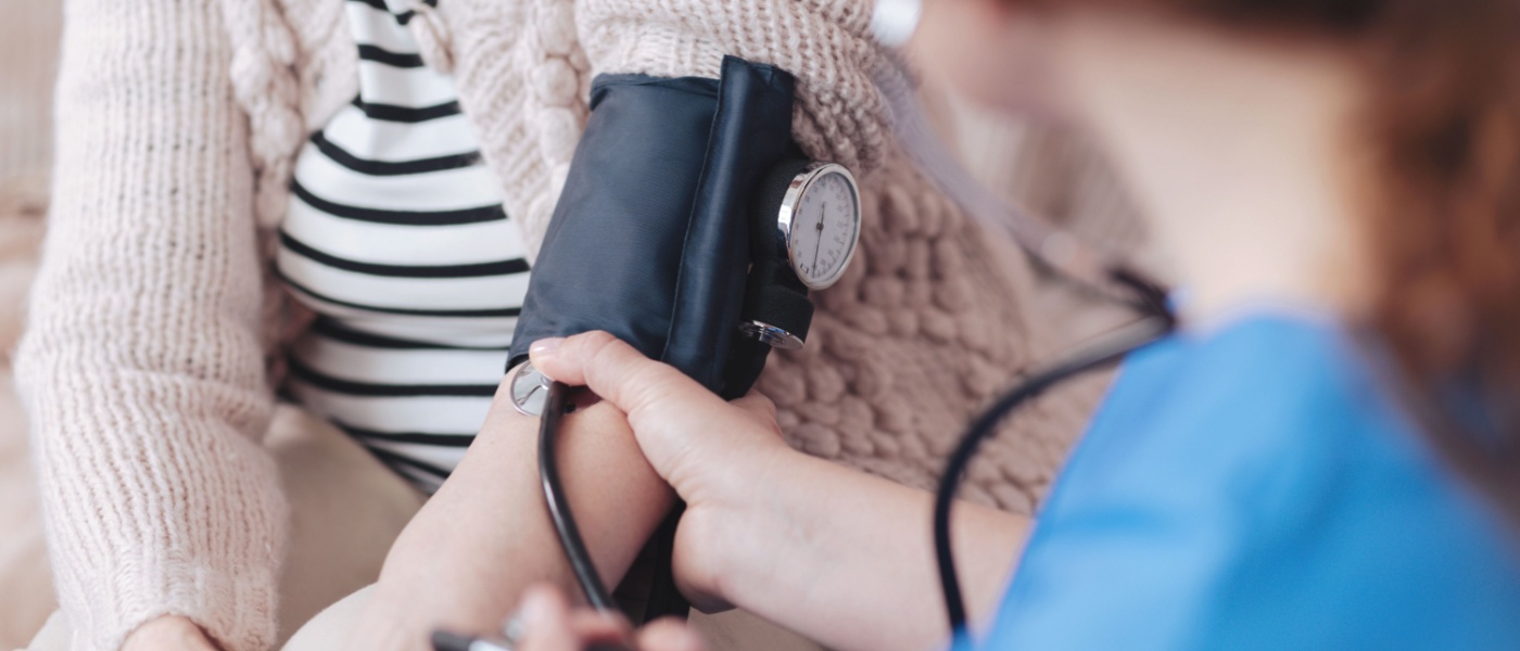 Personale sanitario misura pressione paziente