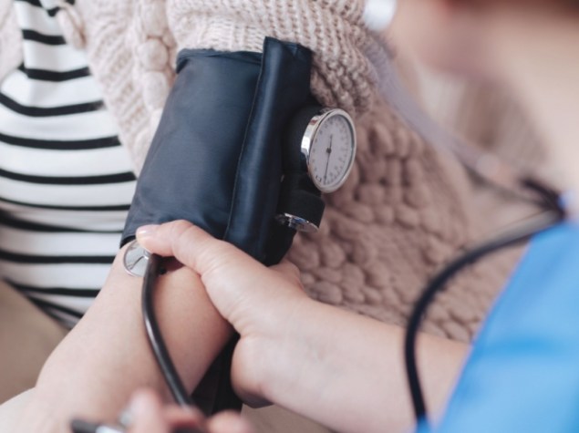 Personale sanitario misura pressione paziente