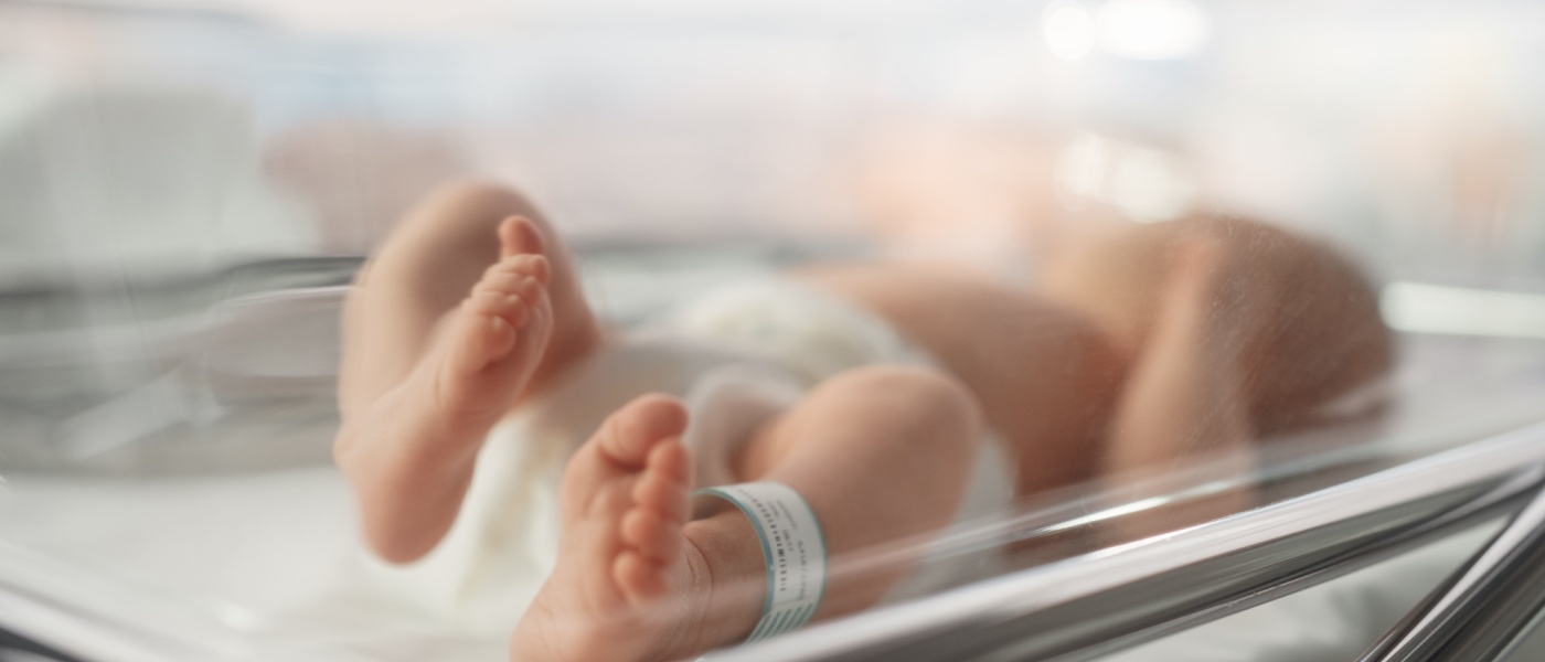 neonato in culla in un ospedale