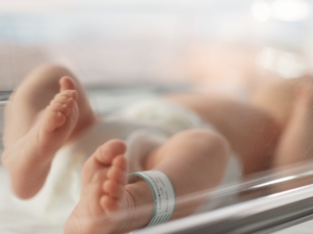 neonato in culla in un ospedale