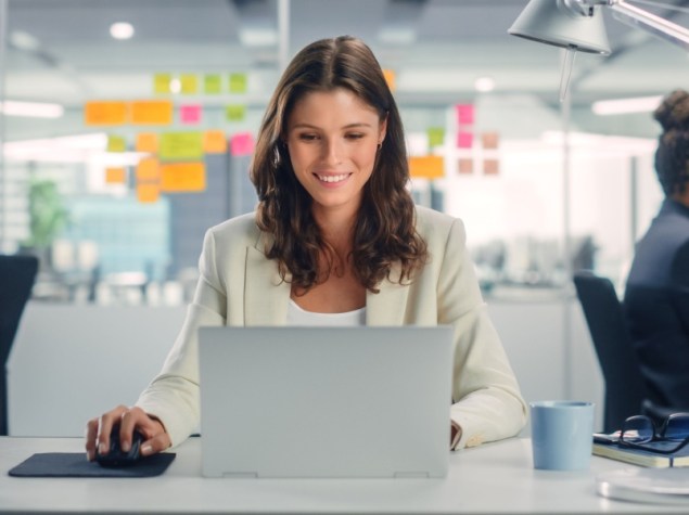 Giovane donna lavora al pc