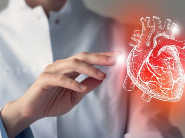 mano di un medico tocca cuore