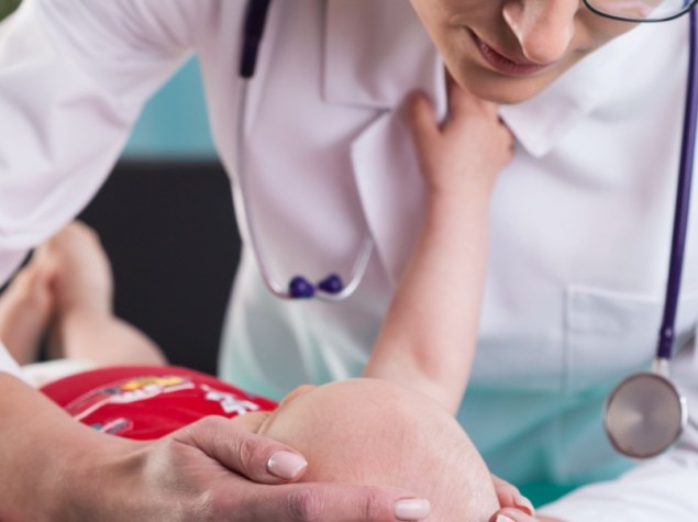 Medico visita neonato