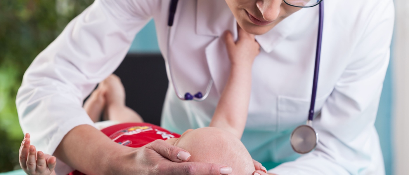 Medico visita neonato