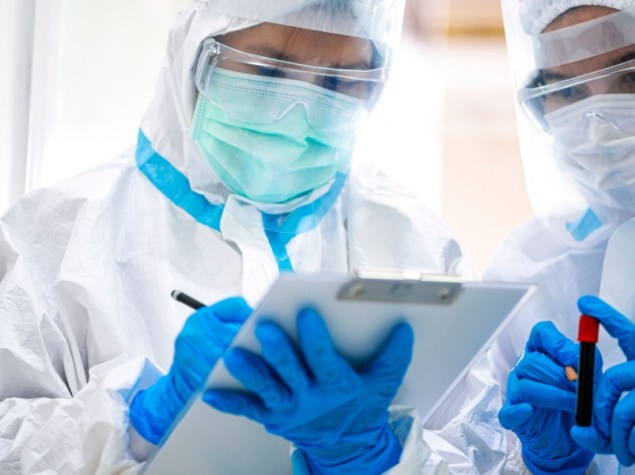 Medici con mascherine e tuta anti covid 19