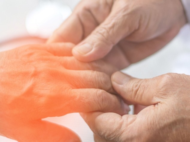 Medico visita paziente con mano dolorante