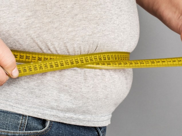 Centimetro misura della vita di una persona in sovrappeso