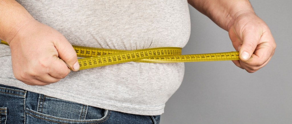 Centimetro misura della vita di una persona in sovrappeso