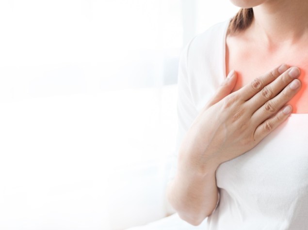 donna con reflusso gastroesofageo