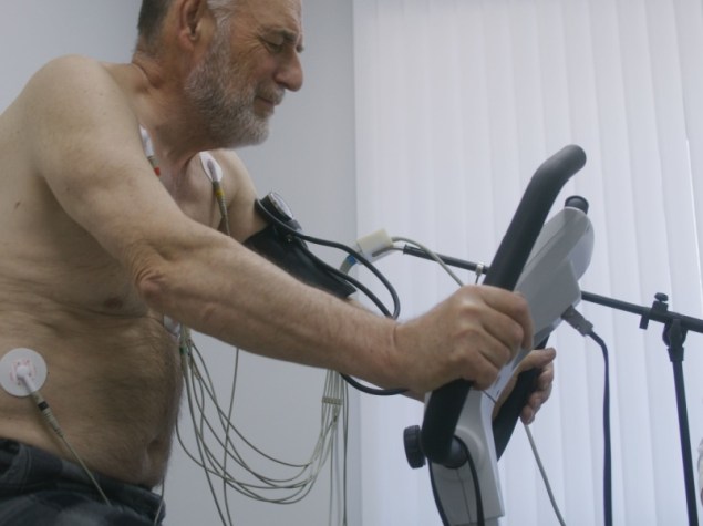 Anziano che fa riabilitazione cardiaca