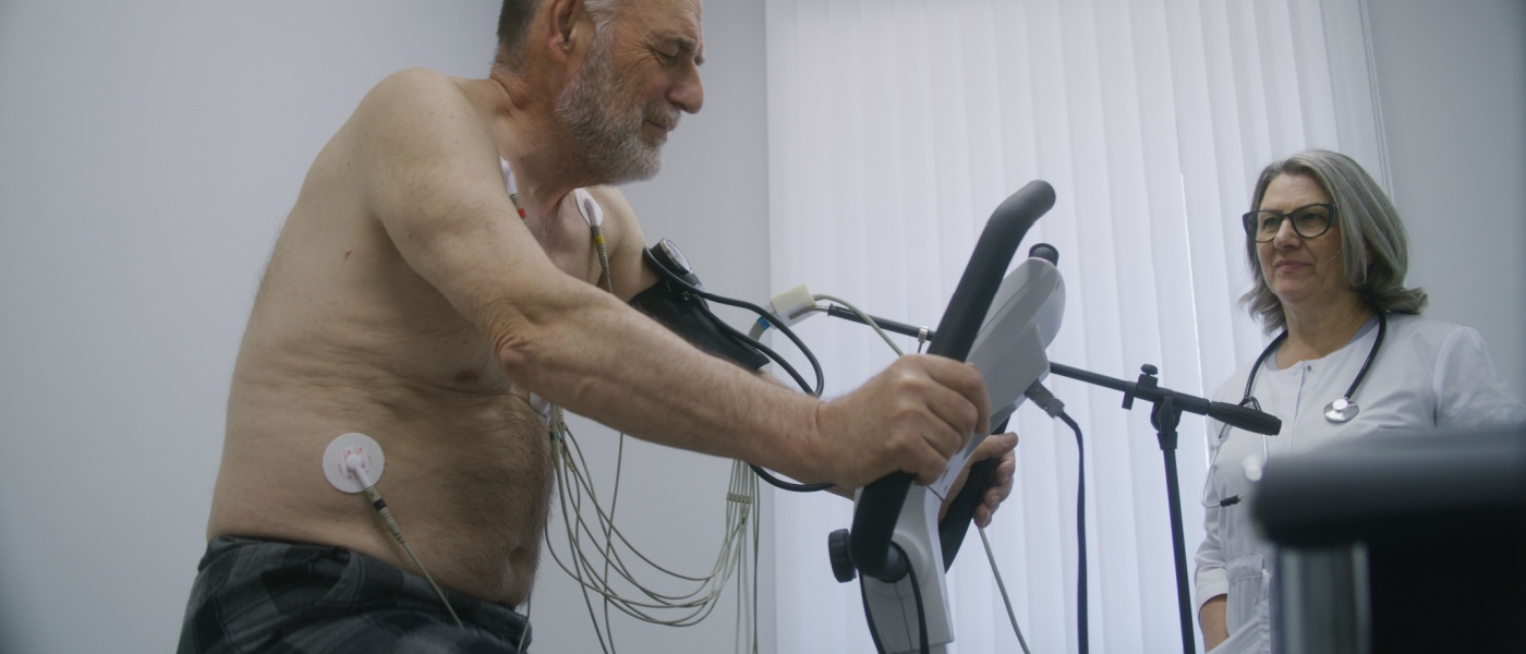 Anziano che fa riabilitazione cardiaca