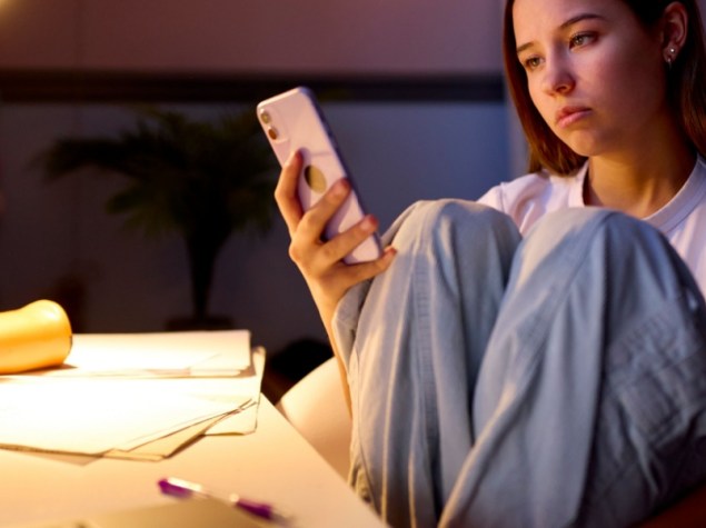 ragazza guarda smartphone nella propria stanza