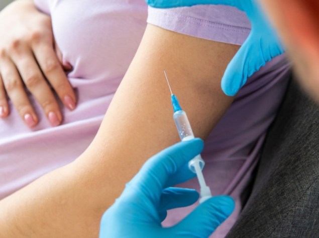 Donna incinta viene vaccinata