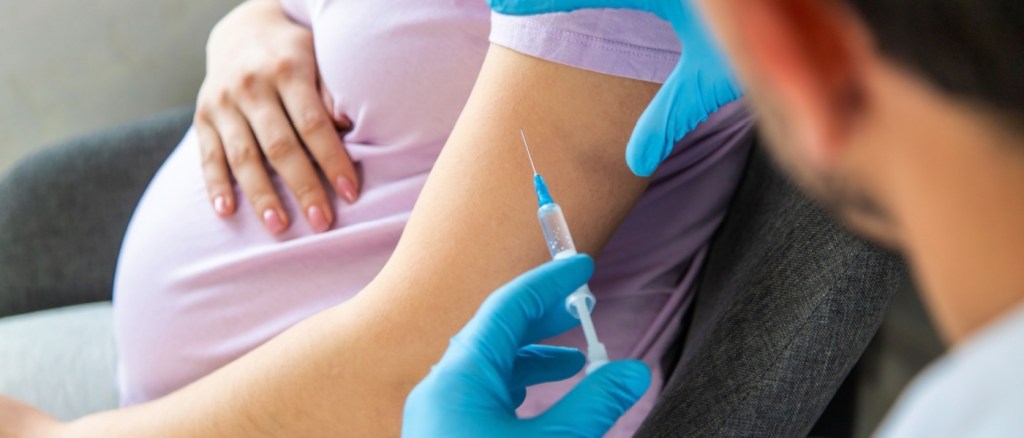 Donna incinta viene vaccinata