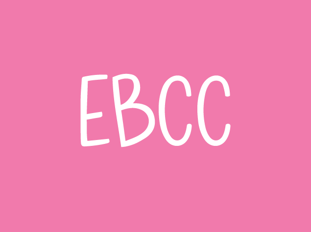 scritta bianca "EBCC" su sfondo rosa