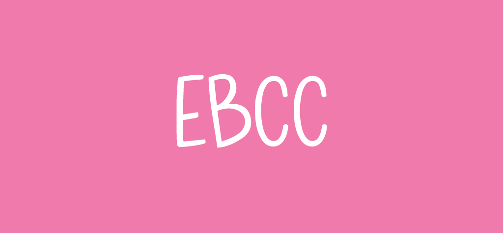 scritta bianca "EBCC" su sfondo rosa