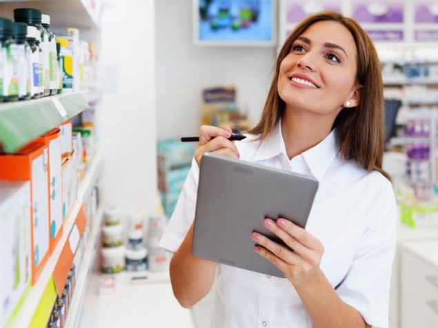 giovane farmacista che stila un inventario dei farmaci