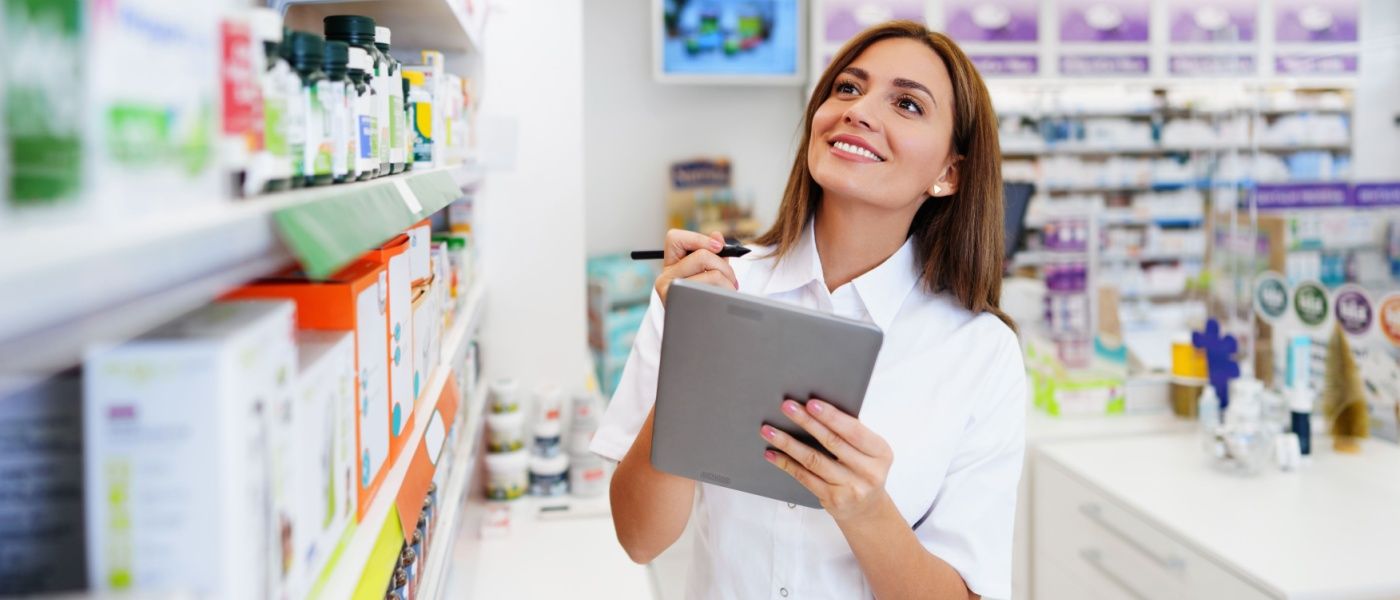 giovane farmacista che stila un inventario dei farmaci