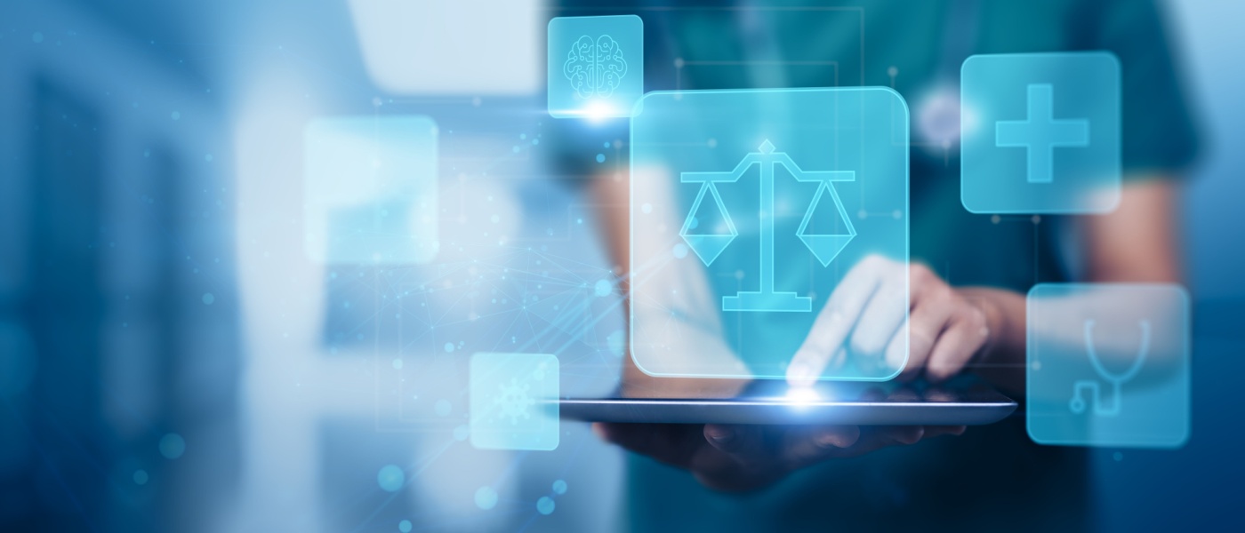 dottoressa che tiene in mano un iPad da cui esce un ologramma a formadi bilancia