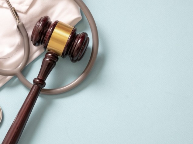 martello da giudice vicino ad uno stetoscopio