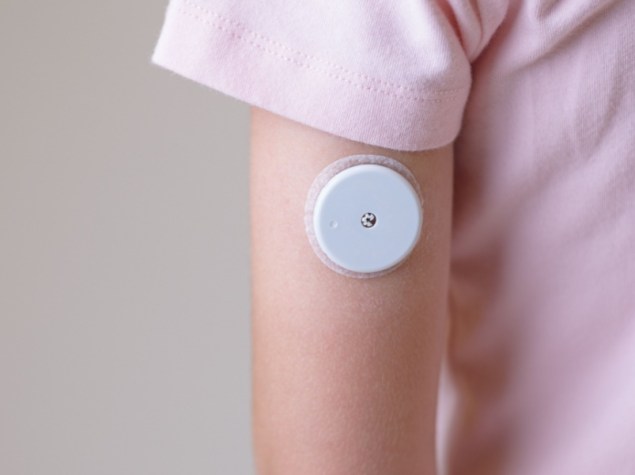 Bambino con sensore di glucosio