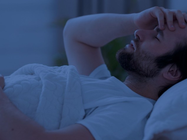Uomo a letto che soffre di insonnia