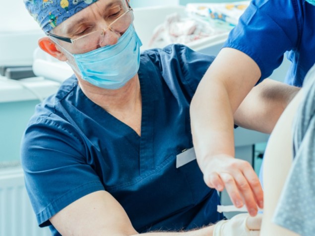 Medico fa epidurale a donna incinta
