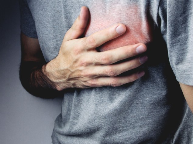 Uomo con dolore al petto