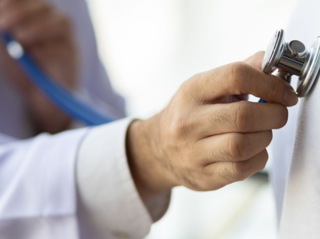 Medico ausculta cuore paziente
