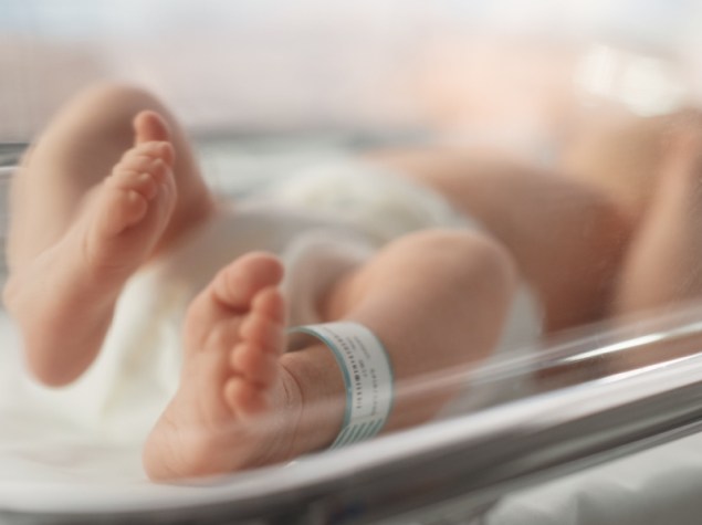 Neonato in una culla di ospedale