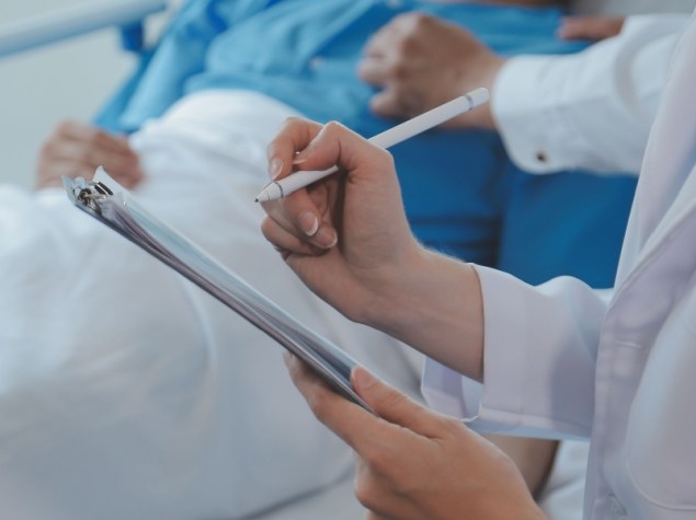 Medico visita paziente ricoverato in ospedale