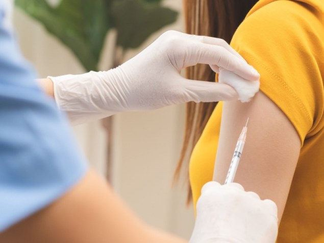 Medico fa vaccino a giovane donna