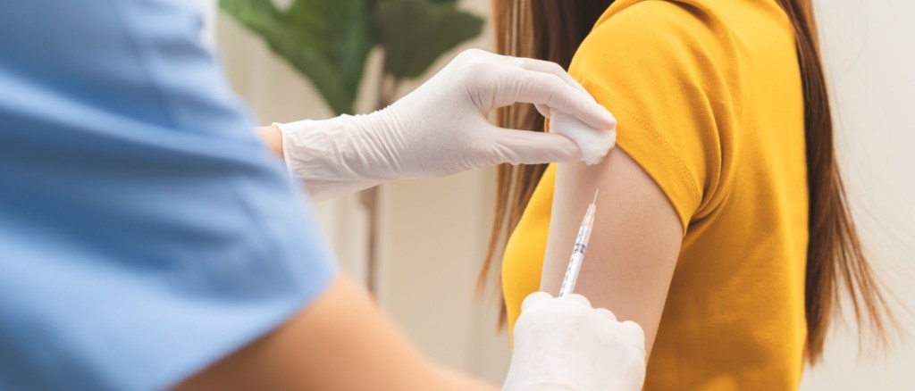 Medico fa vaccino a giovane donna