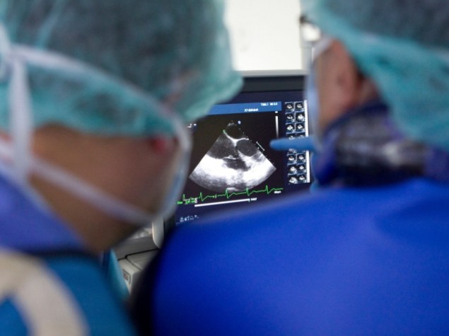 Medici in sala operatoria guardano schermo