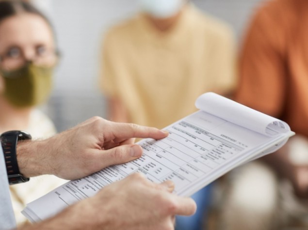 Medico che chiama i pazienti in base ad una lista d'attesa