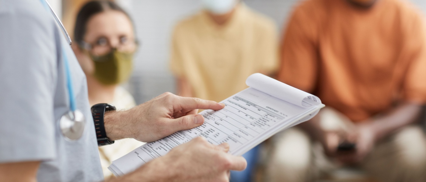 Medico che chiama i pazienti in base ad una lista d'attesa