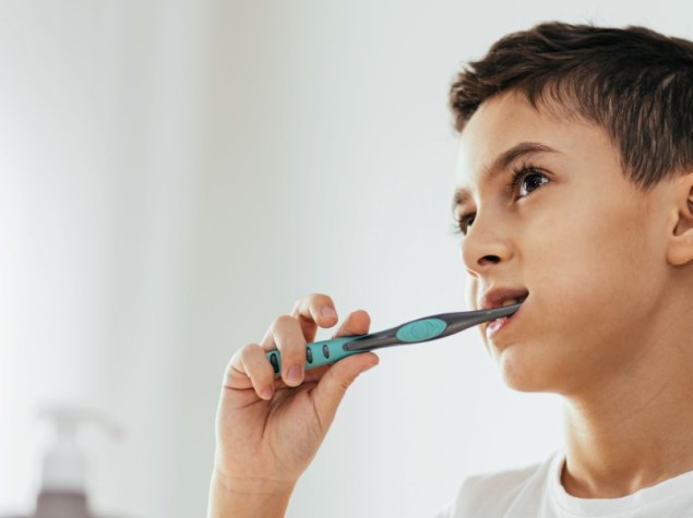 Bambino si lava i denti