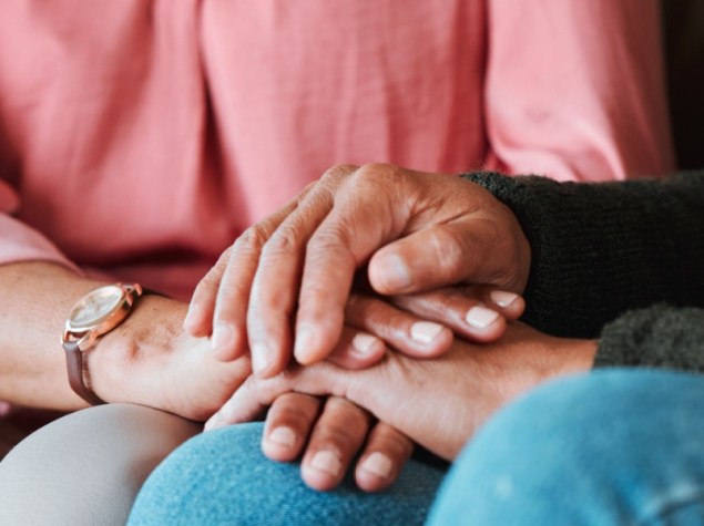 Due persone che si tengono per mano