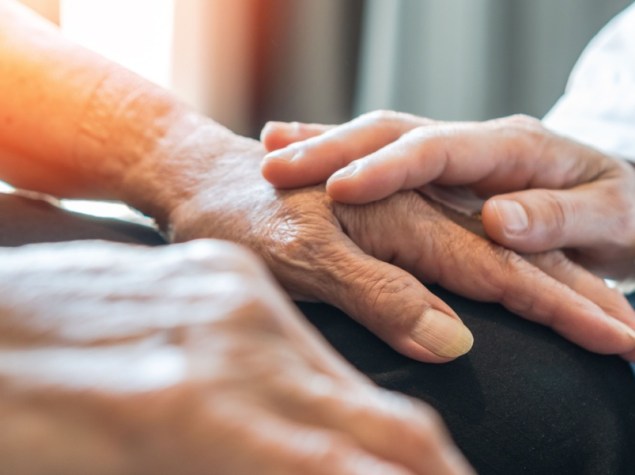 Medico tiene per mano paziente