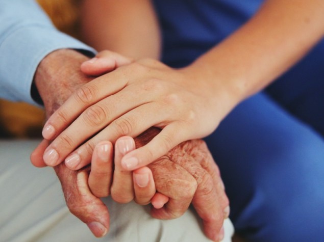 due persone che si tengono per mano